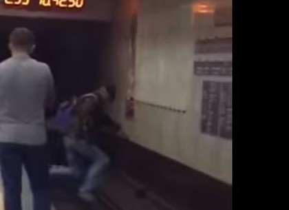 Мужчина прыгнул на рельсы метро в Харькове (видео)