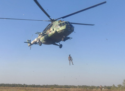 Под Харьковом курсанты аварийно эвакуировались из вертолета (ФОТО)