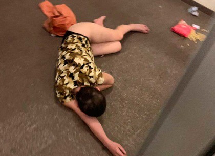 Молодая женщина в неглиже устроила переполох в харьковском супермаркете