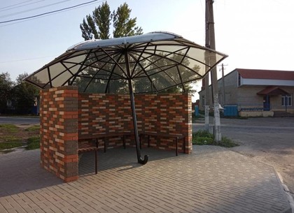 В пригороде Харькова жители прячутся под мегазонтиком из Армении (ФОТО)