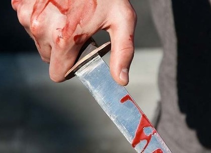 В харьковском метрополитене полицейский задержал злоумышленника, ударившего его в грудь ножом (ВИДЕО)