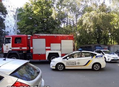 На козырьке над подъездом жилого дома на Салтовке обнаружен труп