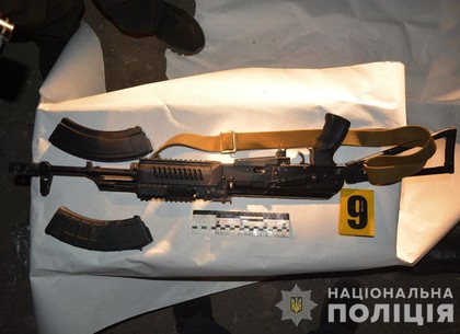 Полицейские изъяли арсенал оружия у задержанных, которые пытались захватить государственное предприятие на Харьковщине (ФОТО)