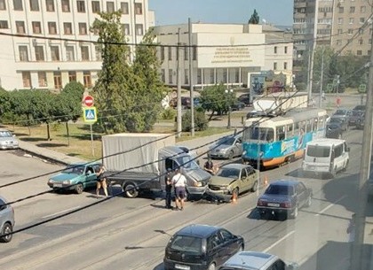 Грузовик выехал на проспект и остановил движение трамваев (ФОТО)