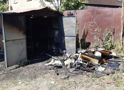 Харьковские спасатели оперативно потушили гараж с хламом, спасая стоящий рядом жилой дом