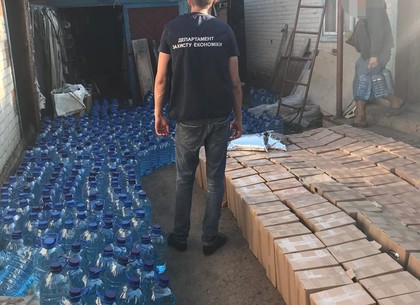 Правоохранители изъяли почти 10 тысяч литров суррогатного алкоголя, которым обеспечивали магазины нескольких районов Харькова (ФОТО)