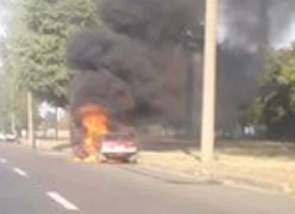 Огненная эстафета: на харьковских улицах на ходу загорелись автомобиль и мотоцикл (ВИДЕО)