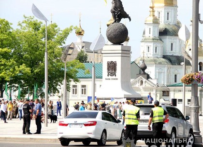 Полиция обеспечивает правопорядок на праздничных мероприятиях в Харькове