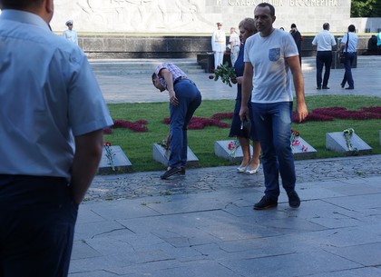 Харьковчане возложили цветы на Мемориале Славы (видео)