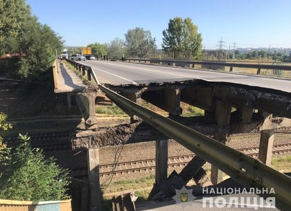 Возле Лоска обвалилась часть моста (ВИДЕО, ФОТО)