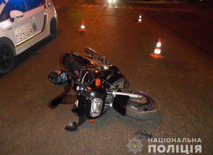 Байкер, кошмармивший ХТЗ грохотом своего мотоцикла, сбил на пешеходном переходе малолетнюю девочку с мамой (ФОТО)