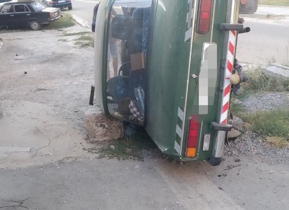 ДТП на Шишковке: автомобиль перевернулся, два человека - в больнице (ФОТО)