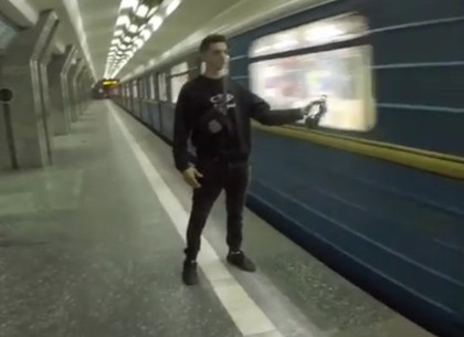 Хулиганство в метро: открытие бутылки зеркалом электрички и езда на вагоне (ВИДЕО)
