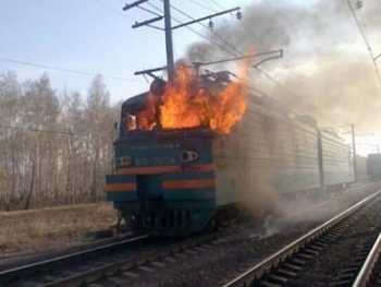 Этот поезд в огне: под Харьковом на ходу загорелся тепловоз