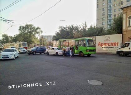 ДТП: иномарка и автобус не поделили улицу (ФОТО)