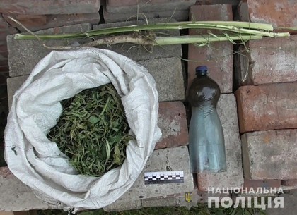 Запасливый наркоман хранил дома мешок травки (ФОТО)