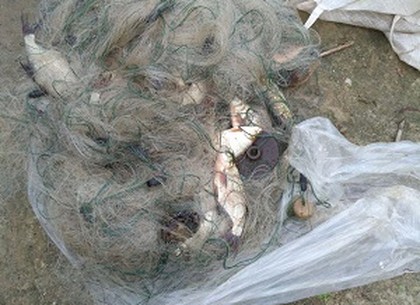 На Печенежском водохранилище задержали рыбака с запрещенной сетью