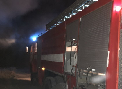 Пожарные тушили деревянный дом под Харьковом (ФОТО)