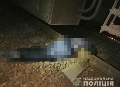 Кровь на рельсах: под колесами поезда погиб мужчина (ФОТО)