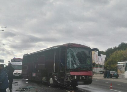 На окружной автобус врезался в фуру (ВИДЕО, ФОТО)
