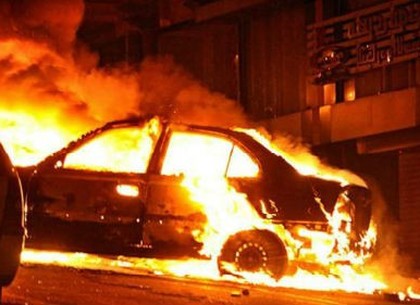 В Харькове сгорел элитный Ford-трехлетка, припаркованный у жилого дома, попутно повредив еще две иномарки