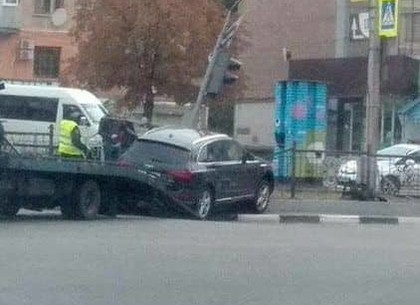 Пьяный водитель вылетел с дороги и снес светофор на пешеходке у Ботсада (ФОТО)