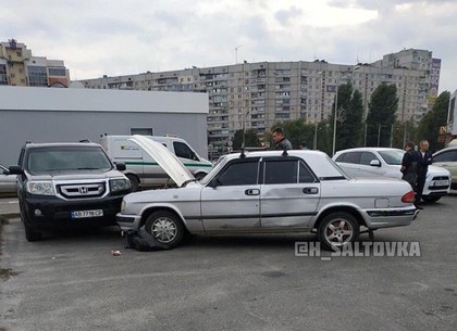 Волга без водителя навела шороху на парковке Дафи