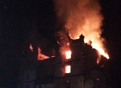 Ночью пожарные тушили многоэтажную заброшку (ФОТО)