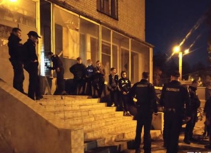 В Харькове восемь несовершеннолетних через окно залезли в помещение госбанка (ФОТО)