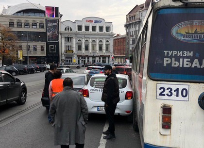 ДТП и тет-а-тет поневоле: как таксист и пассажирка в капкан попали (ФОТО)