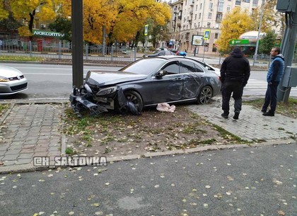 ДТП: долбанул Мерседес об столб и убежал (ФОТО)