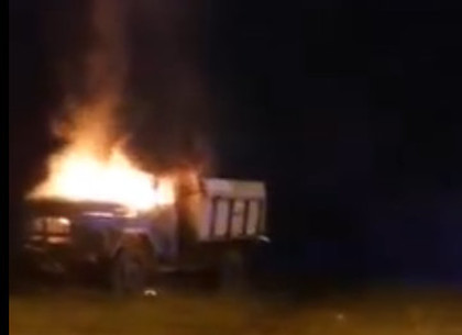 Осень поджогов? На въезде в Харьков полыхал грузовик (ВИДЕО)