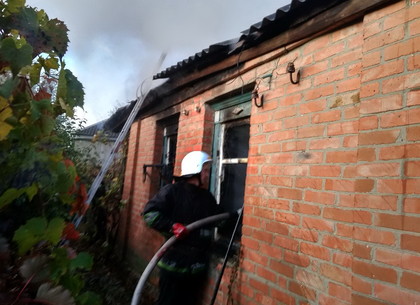 С брансбойтом в окно: спасатели тушили пожар в частном доме под Харьковом (ФОТО)