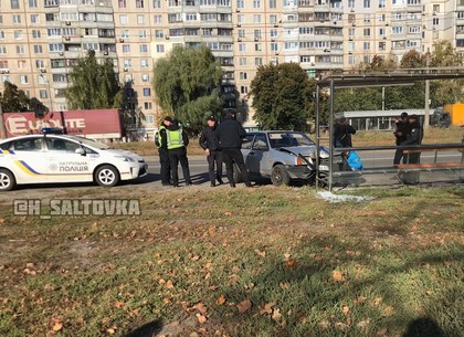 На Салтовке авто ВАЗ аварийно припарковалось на остановке общественного транспорта