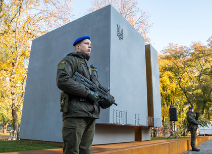 В Харькове торжественно открыли монумент защитникам Украины (ФОТО)