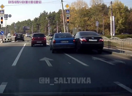 ДТП в притирку: два авто крепко приложились боками, неудачно перестраиваясь на Салтовке (ВИДЕО)