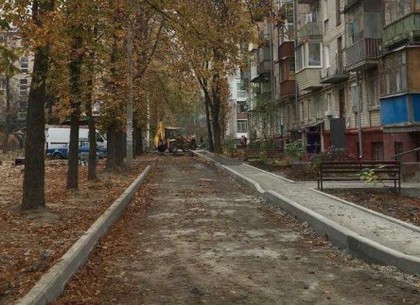 В Шевченковском районе капитально ремонтируют внутриквартальные дороги