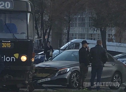 ДТП: на Клочковской легковушка протаранила трамвай (ФОТО)