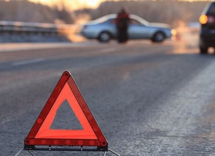 В Харькове машина упала с моста. Водитель получил серьезные травмы (ФОТО, ВИДЕО)