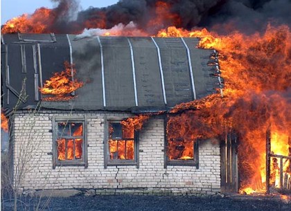 Полуночный пожар уничтожил двухэтажную дачу на 