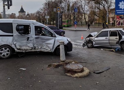 Жесткое ДТП: водители не поделили улицу, один из них - в больнице  (ФОТО, ВИДЕО)