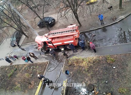 Пожар в пятиэтажке на Салтовке: спасатели вынесли на воздух задыхавшуюся женщину (ВИДЕО, ФОТО)