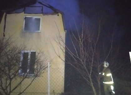 Двухэтажную дачу под Харьковом тушили пожарные (ФОТО)