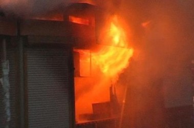 Вспыхнувший холодильник уничтожил продукты и киоск на Павловом Поле (ФОТО)