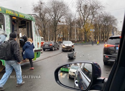 ДТП по европротоколу остановило трамваи в центре Харькова (ФОТО)