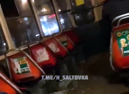 Вандализм на Салтовке: разбито окно в трамвае (ВИДЕО)