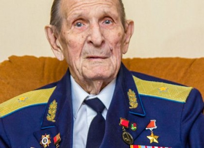 Геннадий Кернес поздравляет с днем рождения легенду авиации Михаила Карпеева