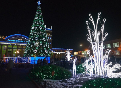 На Привокзальной площади в Харькове к новогодним праздникам установят 18-метровую елку
