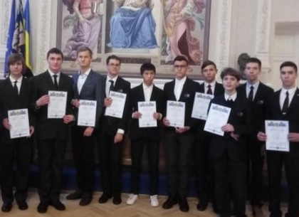 Харьковским школьникам вручили дипломы стипендиатов Президента Украины