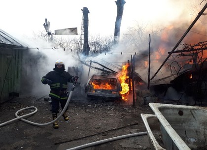 Горели автомобили, пылал сарай: пожарные четыре часа тушили домовладение под Харьковом (ВИДЕО, ФОТО)